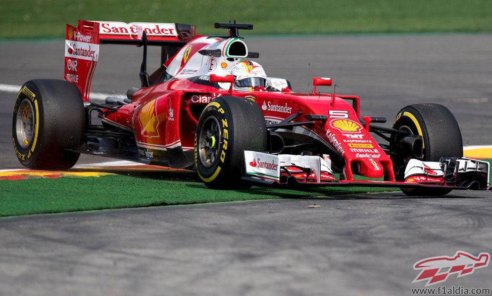 Sebastian Vettel por fuera de pista en Spa