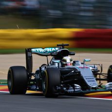 Lewis Hamilton trabaja para encajar en Spa