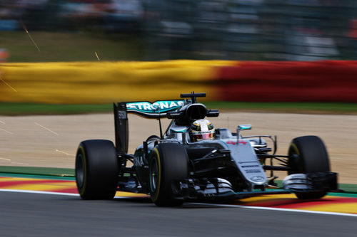 Lewis Hamilton trabaja para encajar en Spa