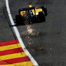 Saltan chispas del fondo plano del Renault de Magnussen