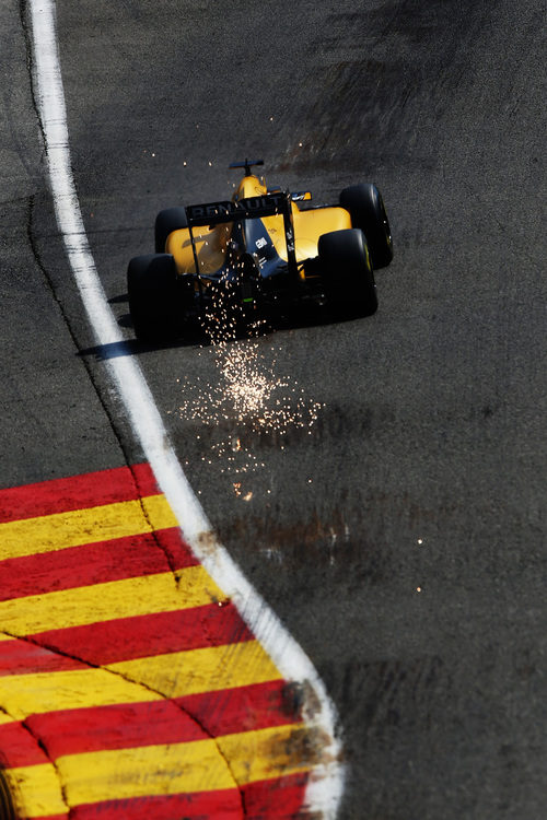 Saltan chispas del fondo plano del Renault de Magnussen