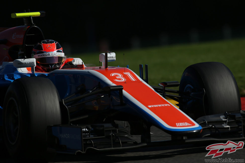 Esteban Ocon prueba los Pirelli experimentales