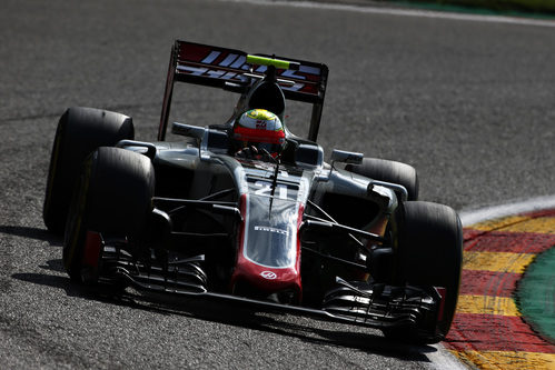 Romain Grosjean rueda con los neumáticos 'prime'