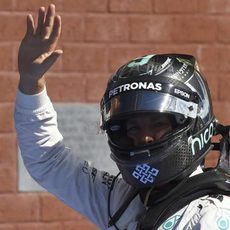 Nico Rosberg saluda tras proclamar la pole en Spa