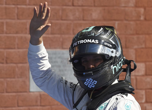 Nico Rosberg saluda tras proclamar la pole en Spa