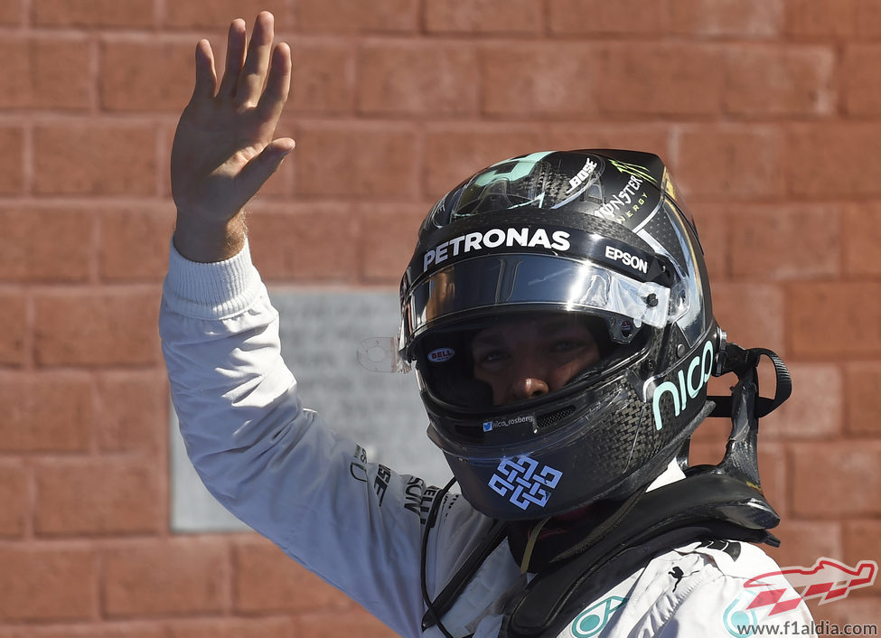 Nico Rosberg saluda tras proclamar la pole en Spa