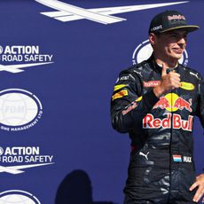 Max Verstappen sale por detrás de su rival en Mercedes