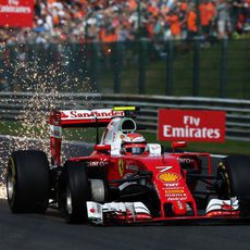 Pinchazo y alerón roro para Kimi Räikkönen