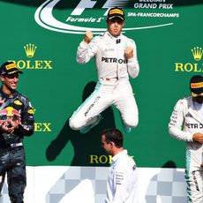 Nico Rosberg salta en el podio junto a Ricciardo y Hamilton