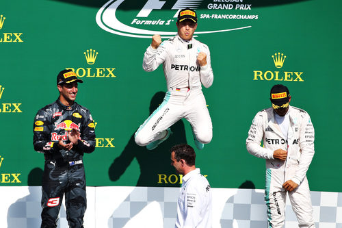 Nico Rosberg salta en el podio junto a Ricciardo y Hamilton