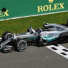 Nico Rosberg cruza la meta victorioso