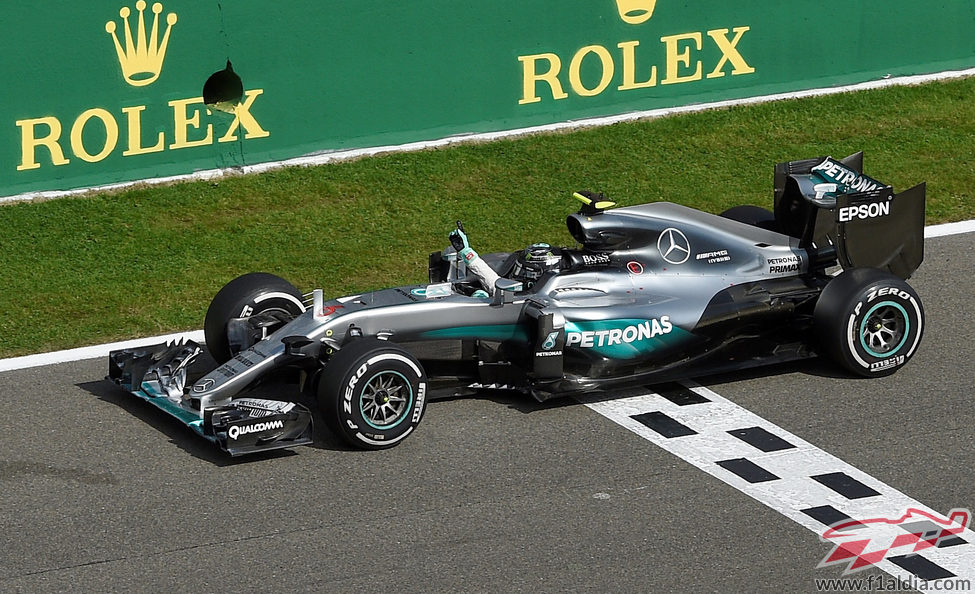 Nico Rosberg cruza la meta victorioso