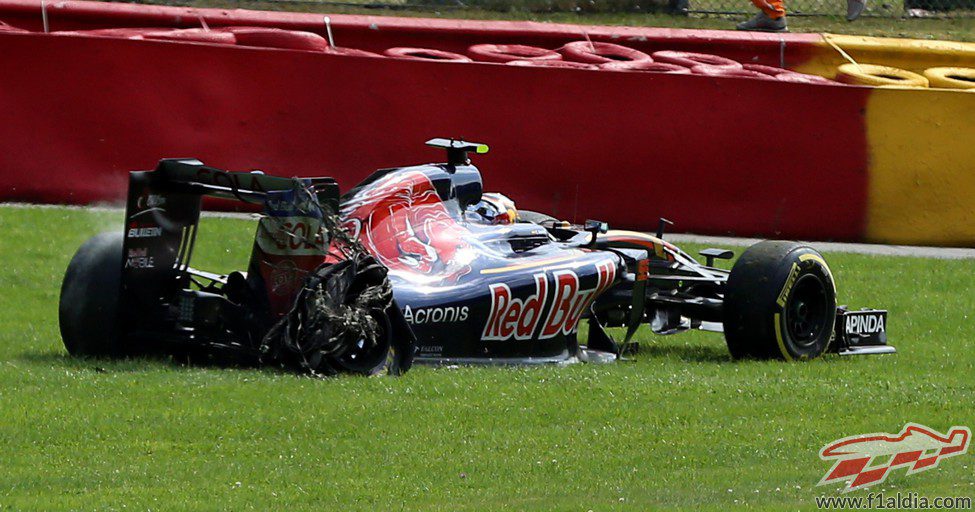 Carlos Sainz se queda fuera de carrera por un pinchazo