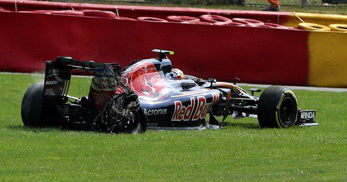 Carlos Sainz se queda fuera de carrera por un pinchazo