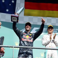 Ricciardo alza el trofeo de segundo clasificado
