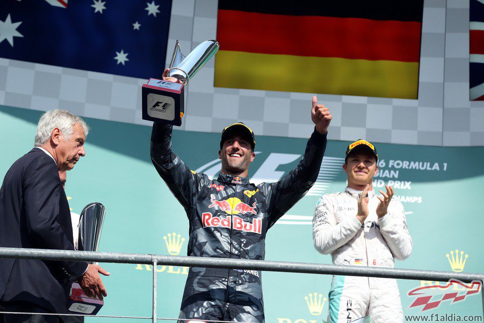 Ricciardo alza el trofeo de segundo clasificado