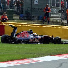 Zona trasera destrozada en el coche de Carlos Sainz