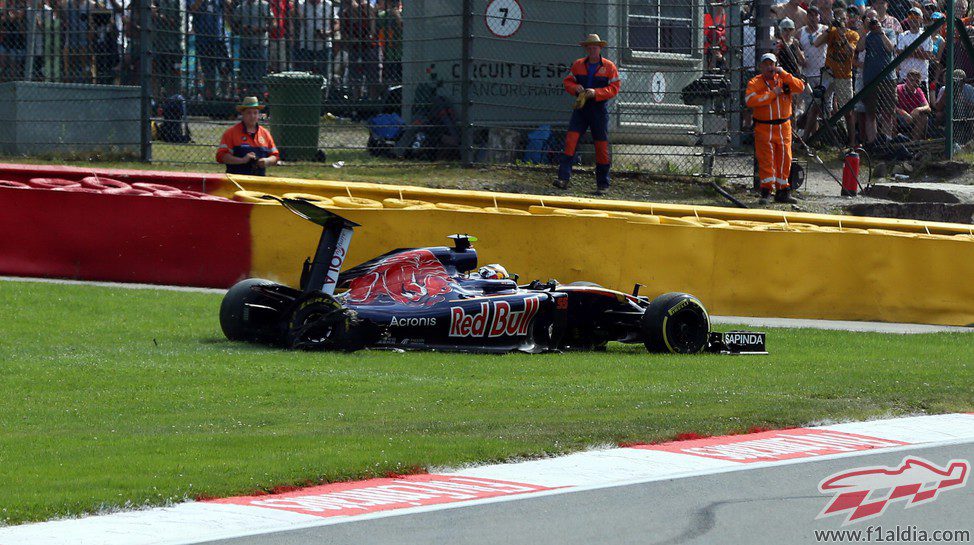 Zona trasera destrozada en el coche de Carlos Sainz