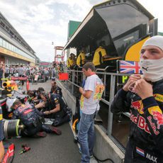 Max Verstappen espera a que pase la bandera roja