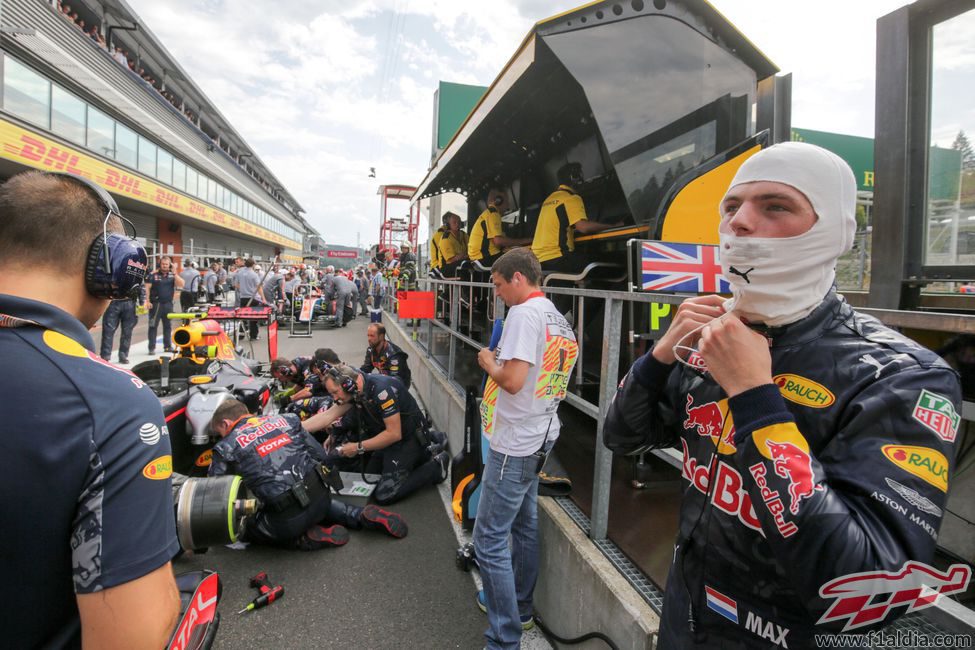 Max Verstappen espera a que pase la bandera roja