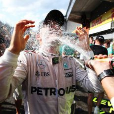 Champán de la victoria para Nico Rosberg