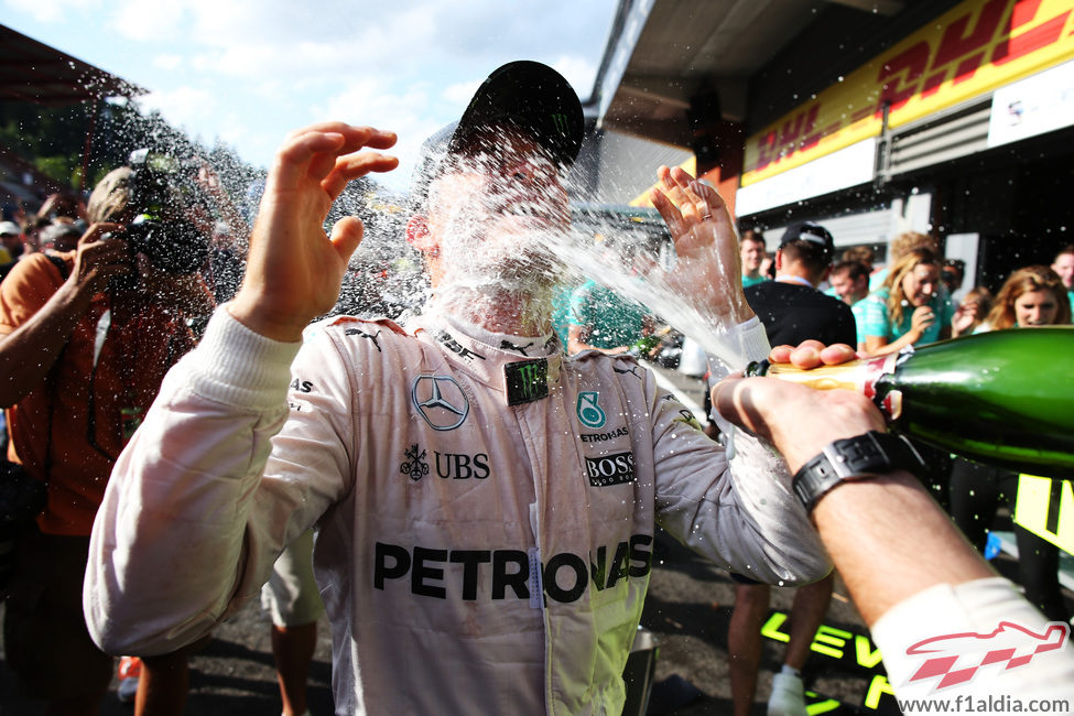 Champán de la victoria para Nico Rosberg