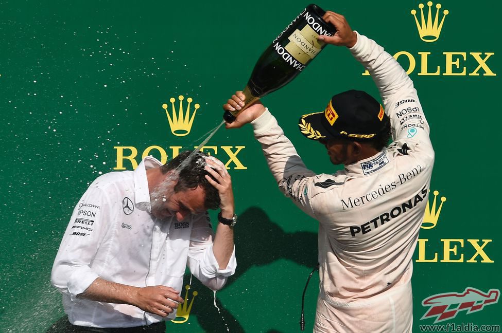 Lewis Hamilton celebra su tercer puesto en Spa