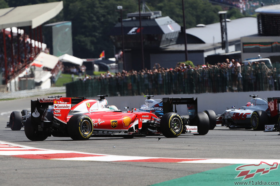 Sebastian Vettel se queda en medio de la pista