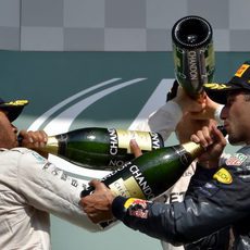 Rosberg, Ricciardo y Hamilton beben champán en el podio