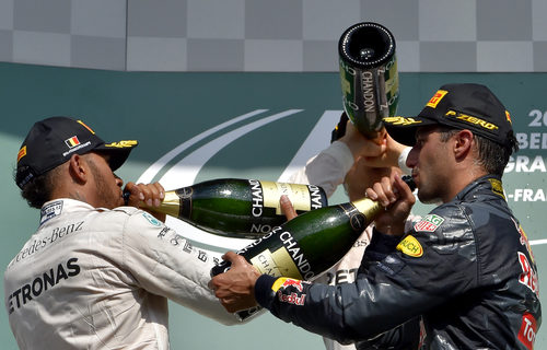 Rosberg, Ricciardo y Hamilton beben champán en el podio
