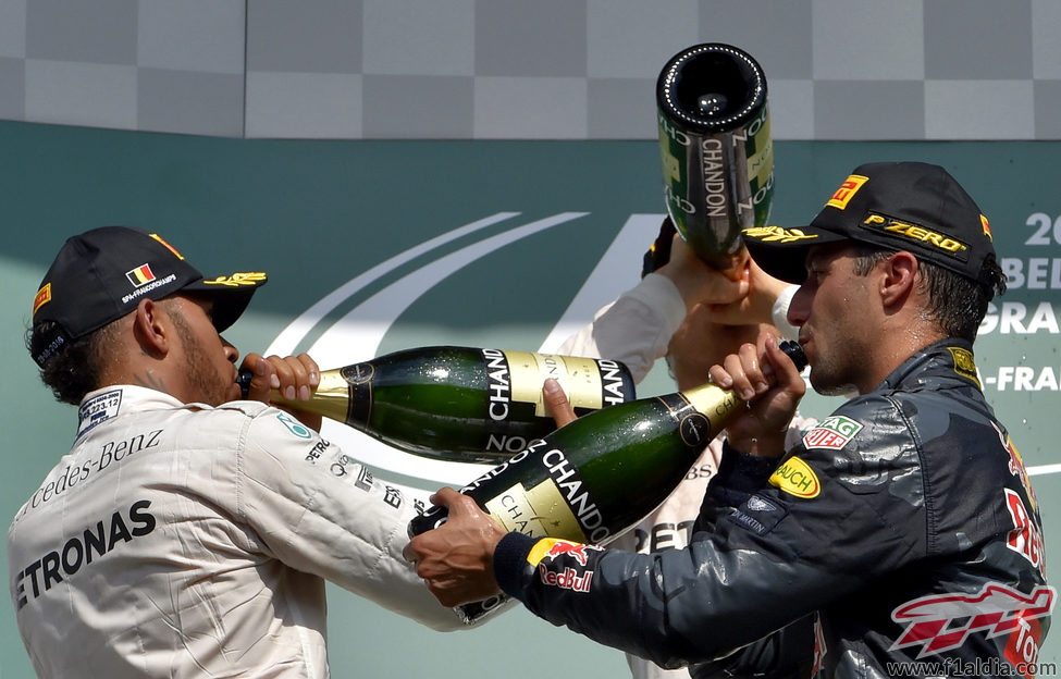 Rosberg, Ricciardo y Hamilton beben champán en el podio