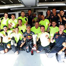 Euforia en el box de Red Bull por el resultado de Ricciardo