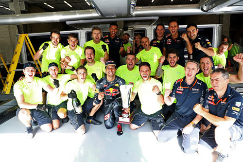 Euforia en el box de Red Bull por el resultado de Ricciardo