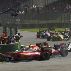 Momento del toque entre Vettel y Räikkönen en Spa