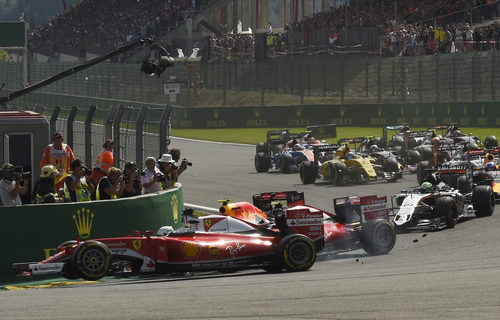 Momento del toque entre Vettel y Räikkönen en Spa