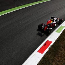 Daniel Ricciardo se ve superado por los Ferrari en los primeros libres