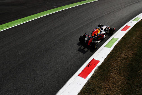 Daniel Ricciardo se ve superado por los Ferrari en los primeros libres