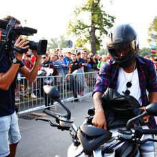 Lewis Hamilton llega al circuito en moto