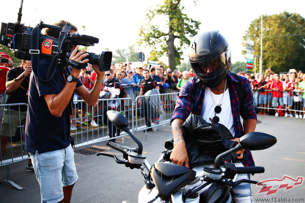 Lewis Hamilton llega al circuito en moto