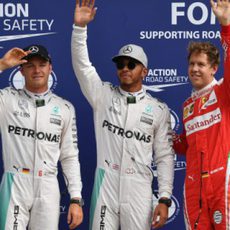 Lewis Hamilton, Nico Rosberg y Sebastian Vettel saludan en Monza