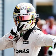 Lewis Hamilton exultante tras lograr la pole