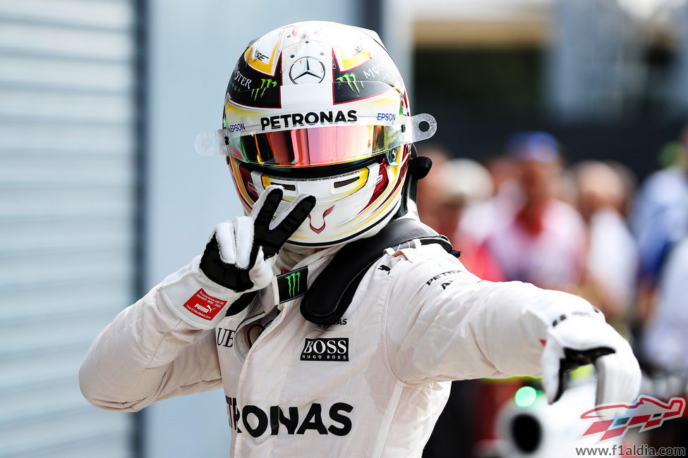 Lewis Hamilton exultante tras lograr la pole