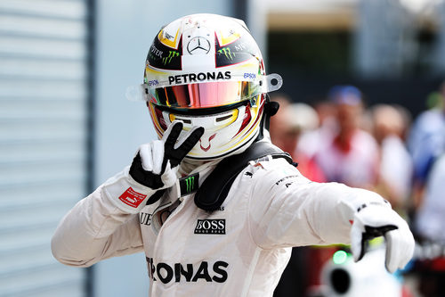 Lewis Hamilton exultante tras lograr la pole