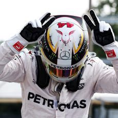 Celebración especial de Lewis Hamilton al ganar la pole