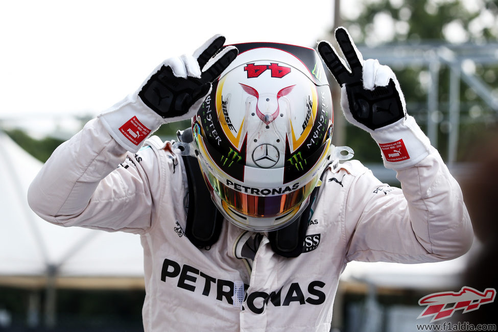 Celebración especial de Lewis Hamilton al ganar la pole