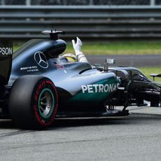 Lewis Hamilton saluda desde el coche tras conseguir la pole