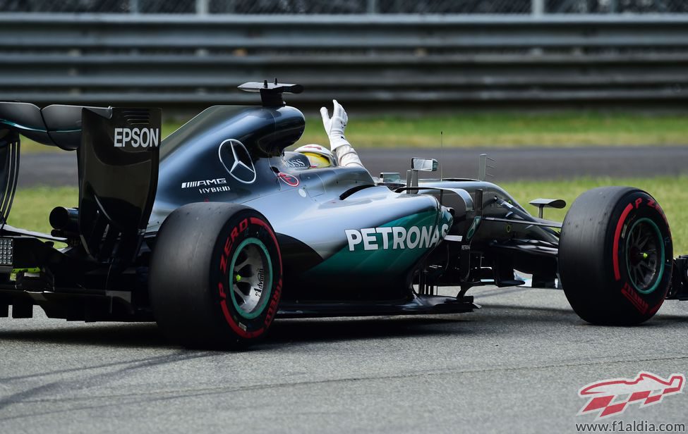 Lewis Hamilton saluda desde el coche tras conseguir la pole