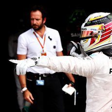 Más celebraciones de Lewis Hamilton por ganar la pole