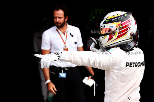 Más celebraciones de Lewis Hamilton por ganar la pole