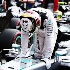 Lewis Hamilton se baja del monoplaza al ganar la pole